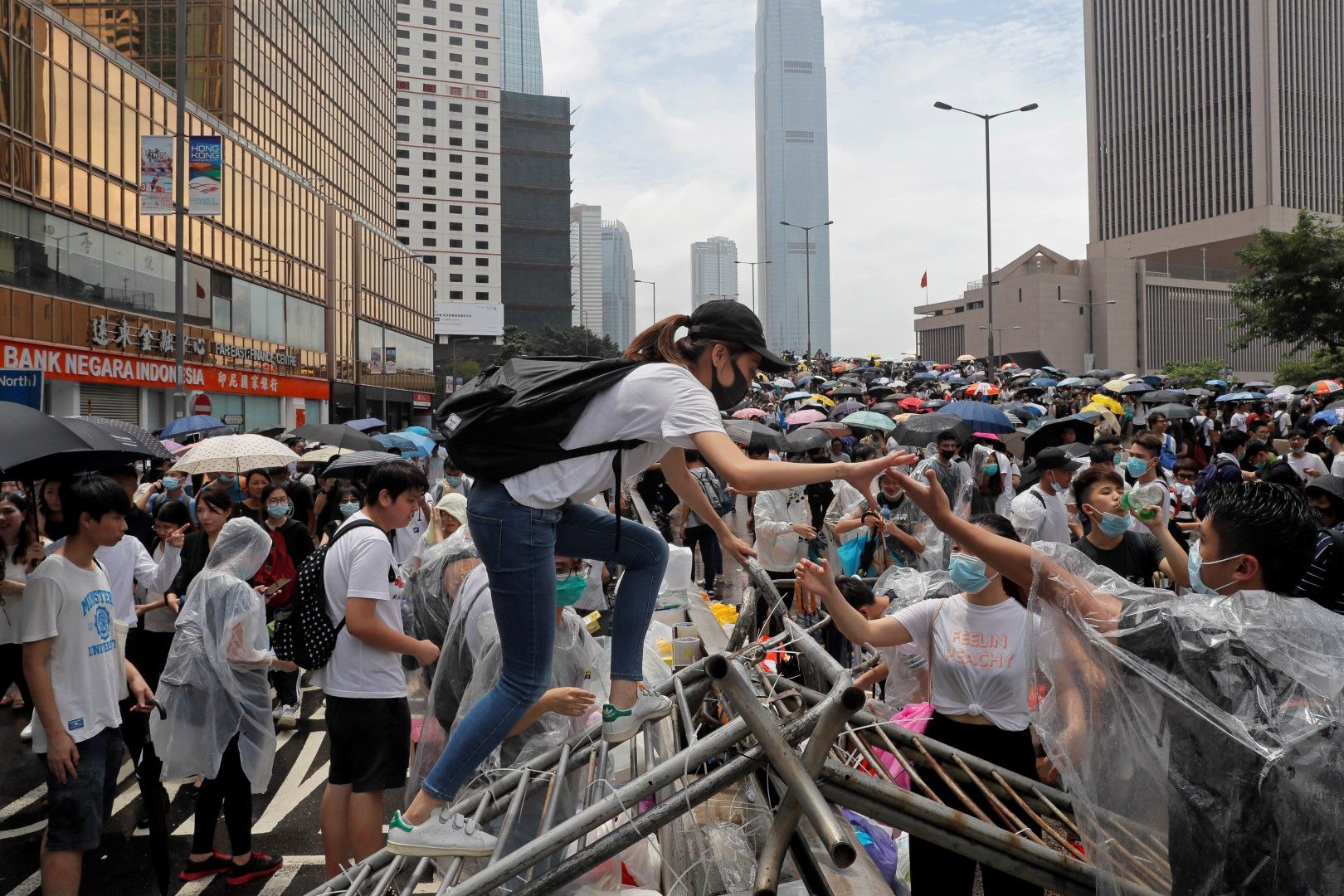 Протестиращи се събират пред законодателния орган на Хонконг