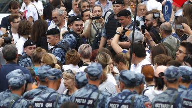 Стотици арестувани на протест за Голунов в Москва, сред тях и Навални (снимки)