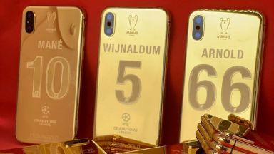 Ръчно изработени "златни" телефони за шампионите от Ливърпул