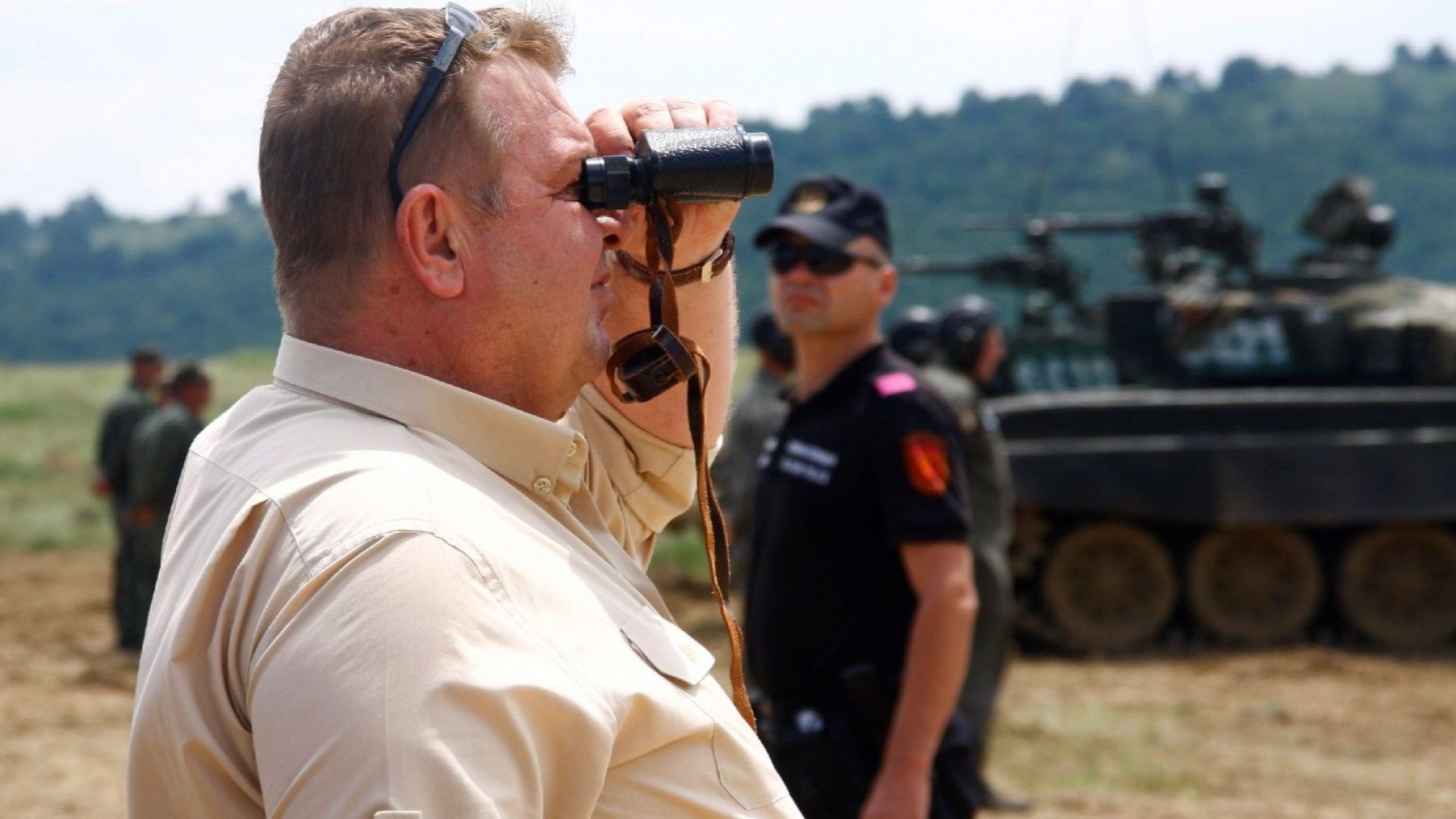 Министърът на отбраната и лидер на ВМРО Красимир Каракачанов отговори