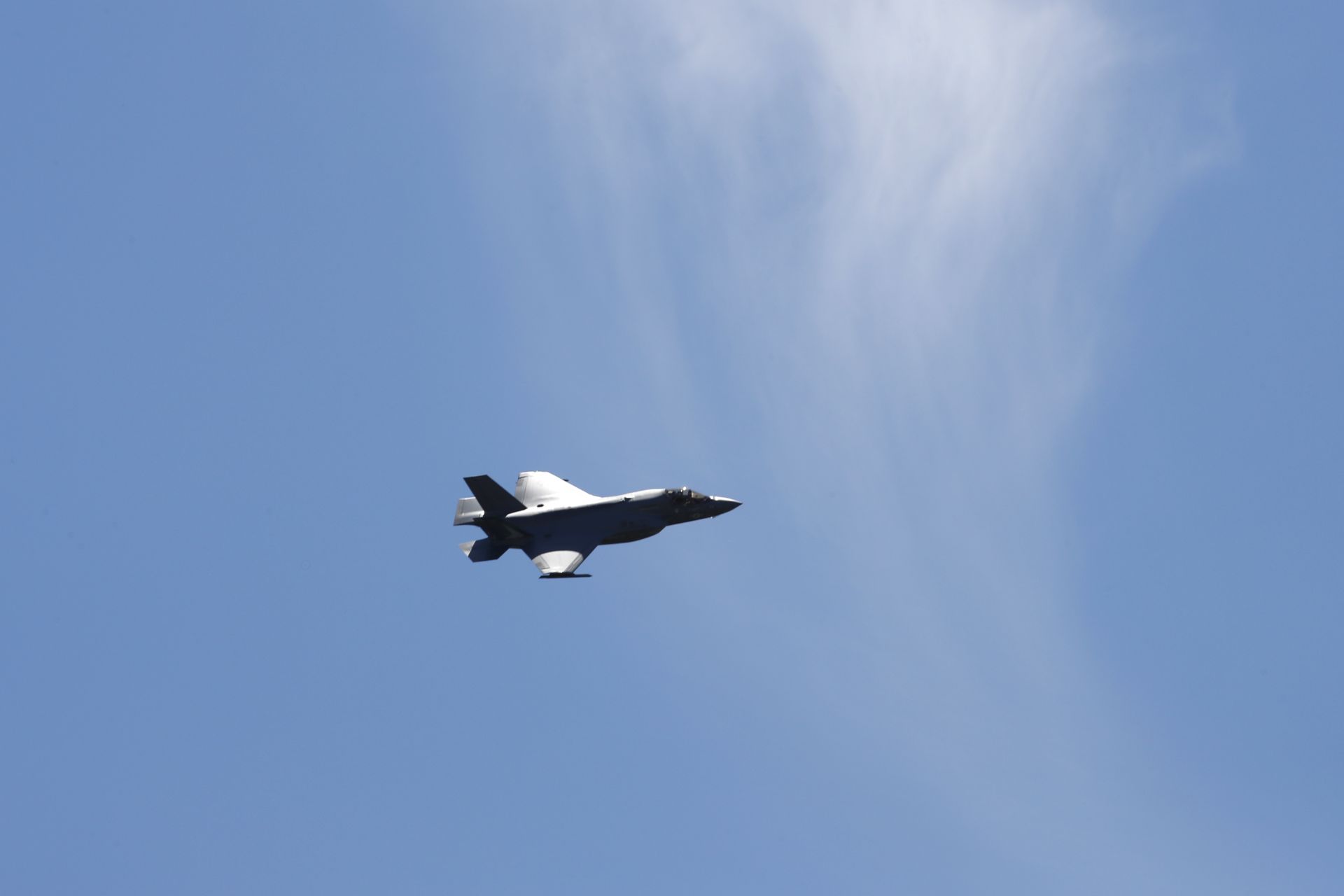 Изтребител-бомбардировач от пето поколение "F-35" извърши демонстрационен полет на малка височина над центъра на Вашингтон в чест на посещението на полския президент Анджей Дуда. Полша ще купи повече от 30 такива самолети