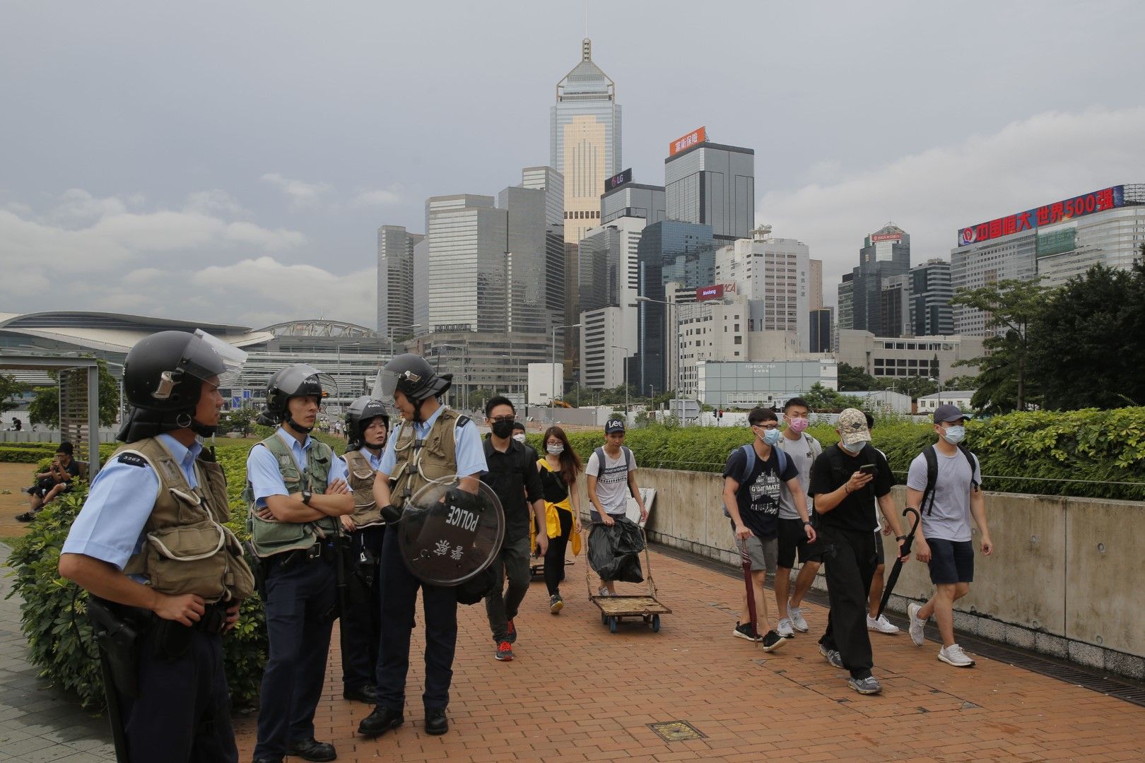 Полиция охранява сградата на законодателния орган на Хонконг 