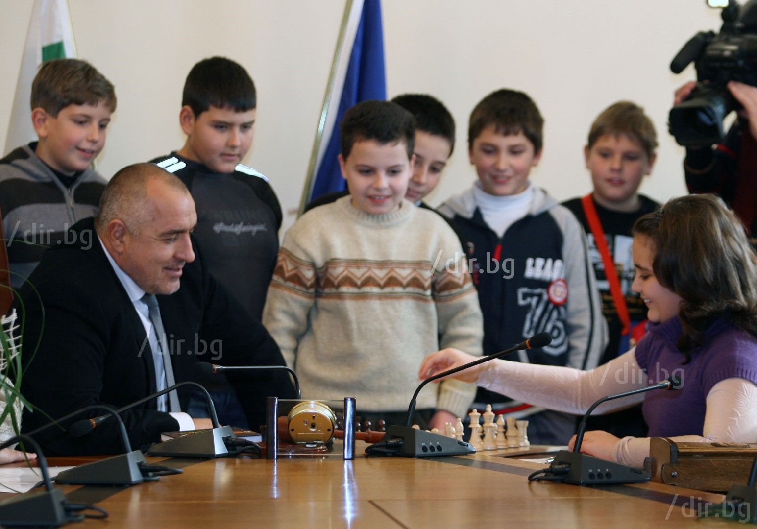 Борисов играе шах с 10-годишната Виктория Радева