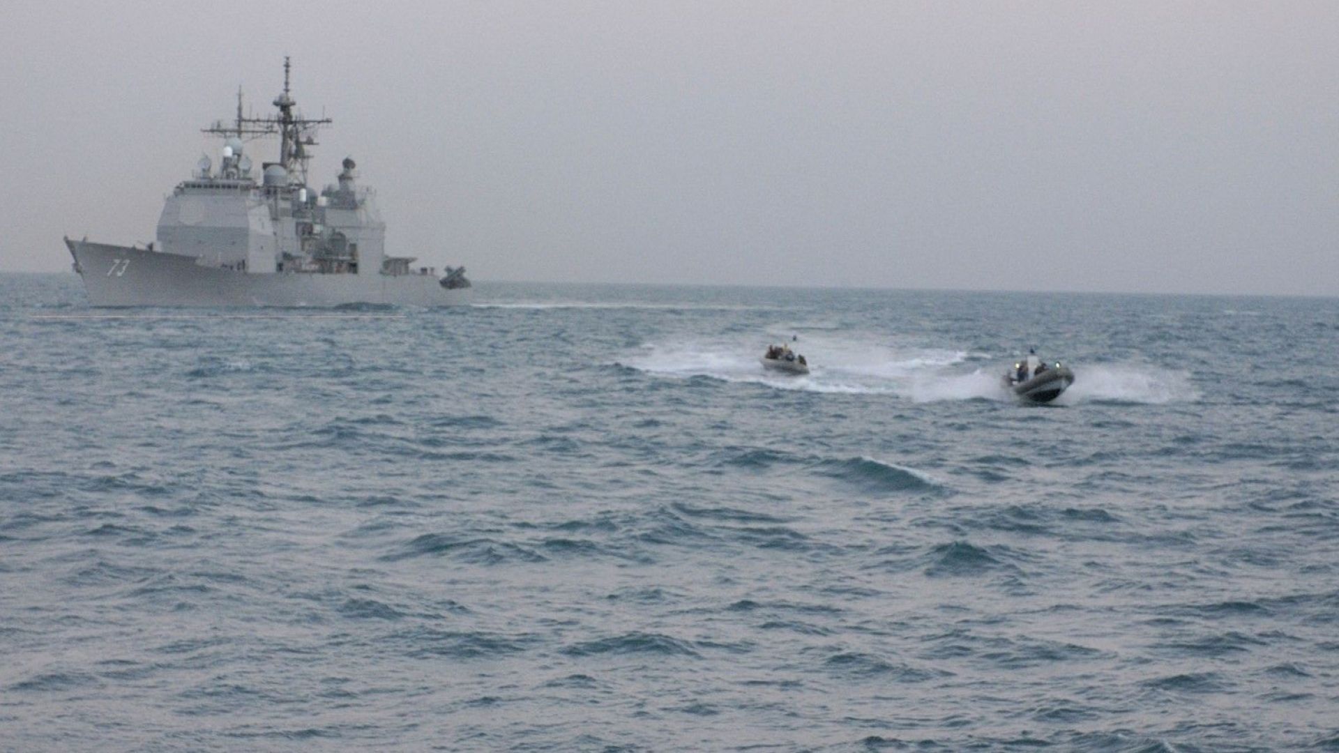 44 души бяха евакуирани от два танкера в Оманско море днес