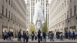 25-метрова скулптура на глава превзе Рокфелер център в Ню Йорк