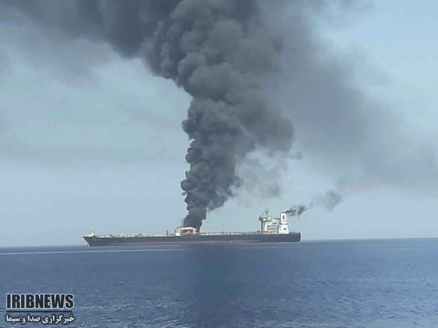 На снимката, разпространена от държавната информационна агенция IRIB, се вижда горящ танкер в Оманско море