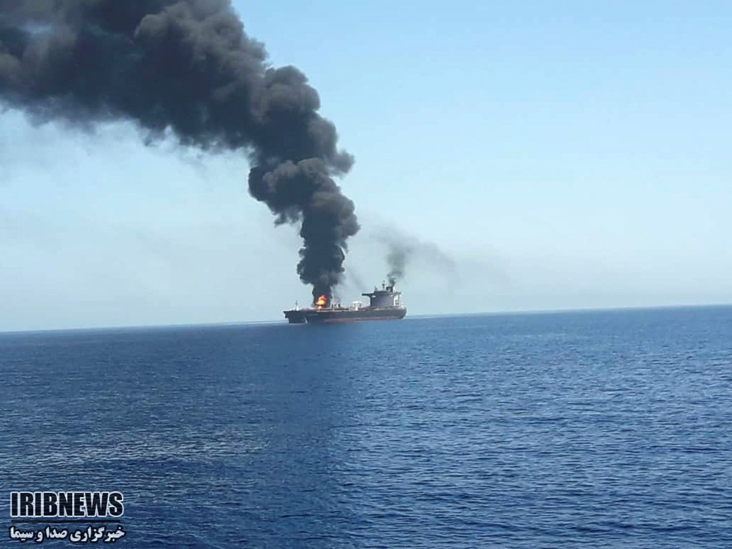 На снимката, разпространена от държавната информационна агенция IRIB, се вижда горящ танкер в Оманско море