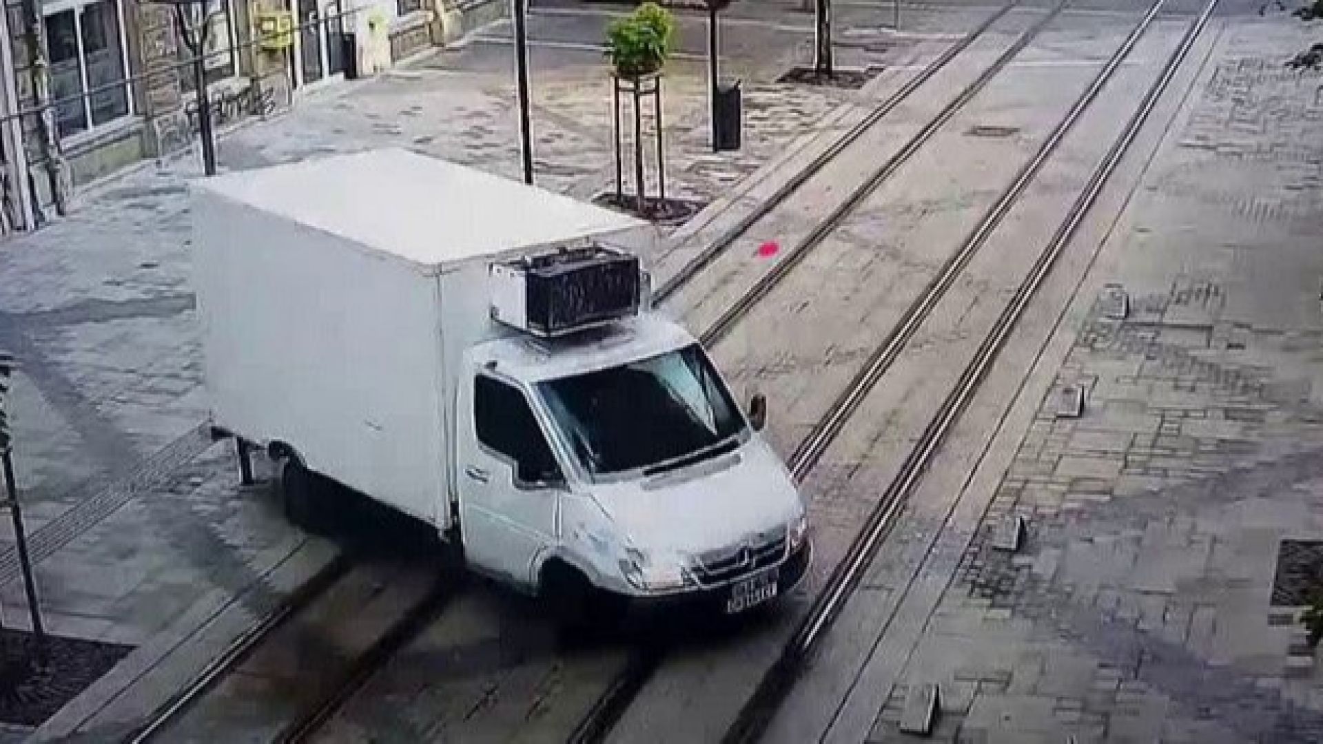 Бус събори стълб на новоремонтираната столична улица Граф Игнатиев Кадрите