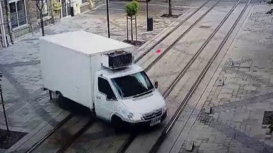 Микробус събори стълб на столичната улица