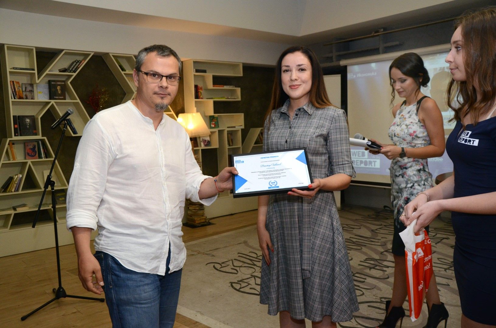 Виктор Иванов получи наградата в категория "Икономика" от Биляна Младенова, главен експерт "Връзки с обществеността" - Главболгарстрой Холдинг