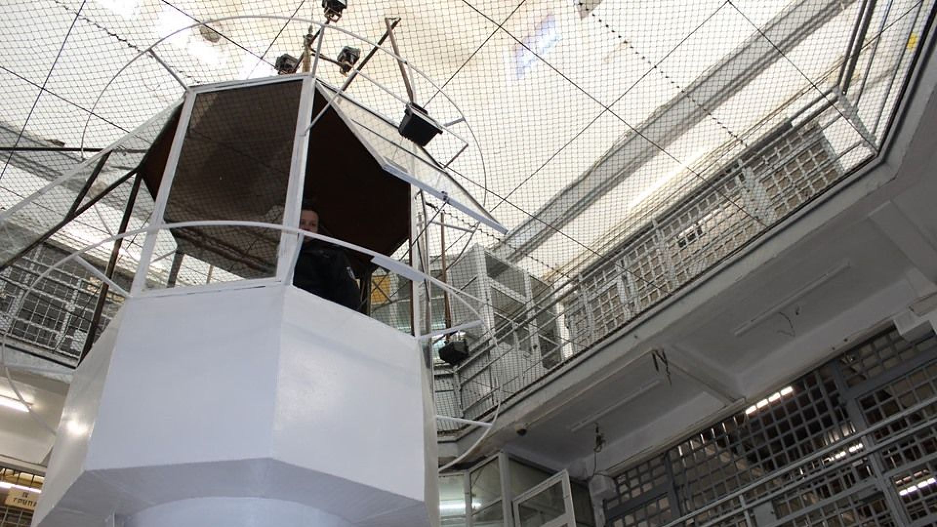 Двама затворници са осъществили бягство от затворническо общежитие от открит