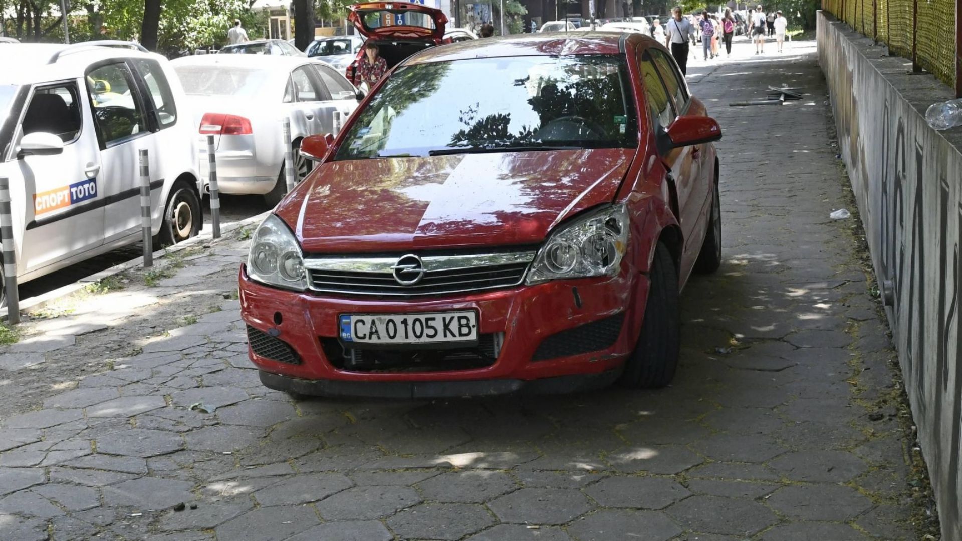 Водачка на лек автомобил Опел отнесе няколко антипаркинг колчета и