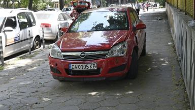 Шофьорка отнесе колчета и пътен знак на тротоар край училище в София