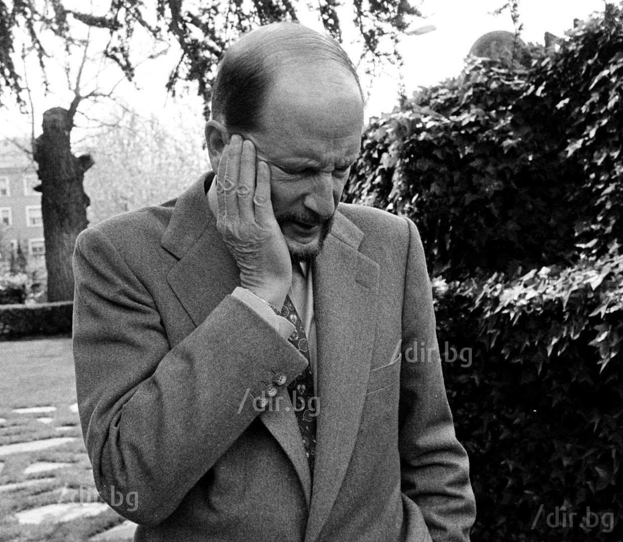 14 април 1991 година Симеон II в двора на къщата му в Мадрид 