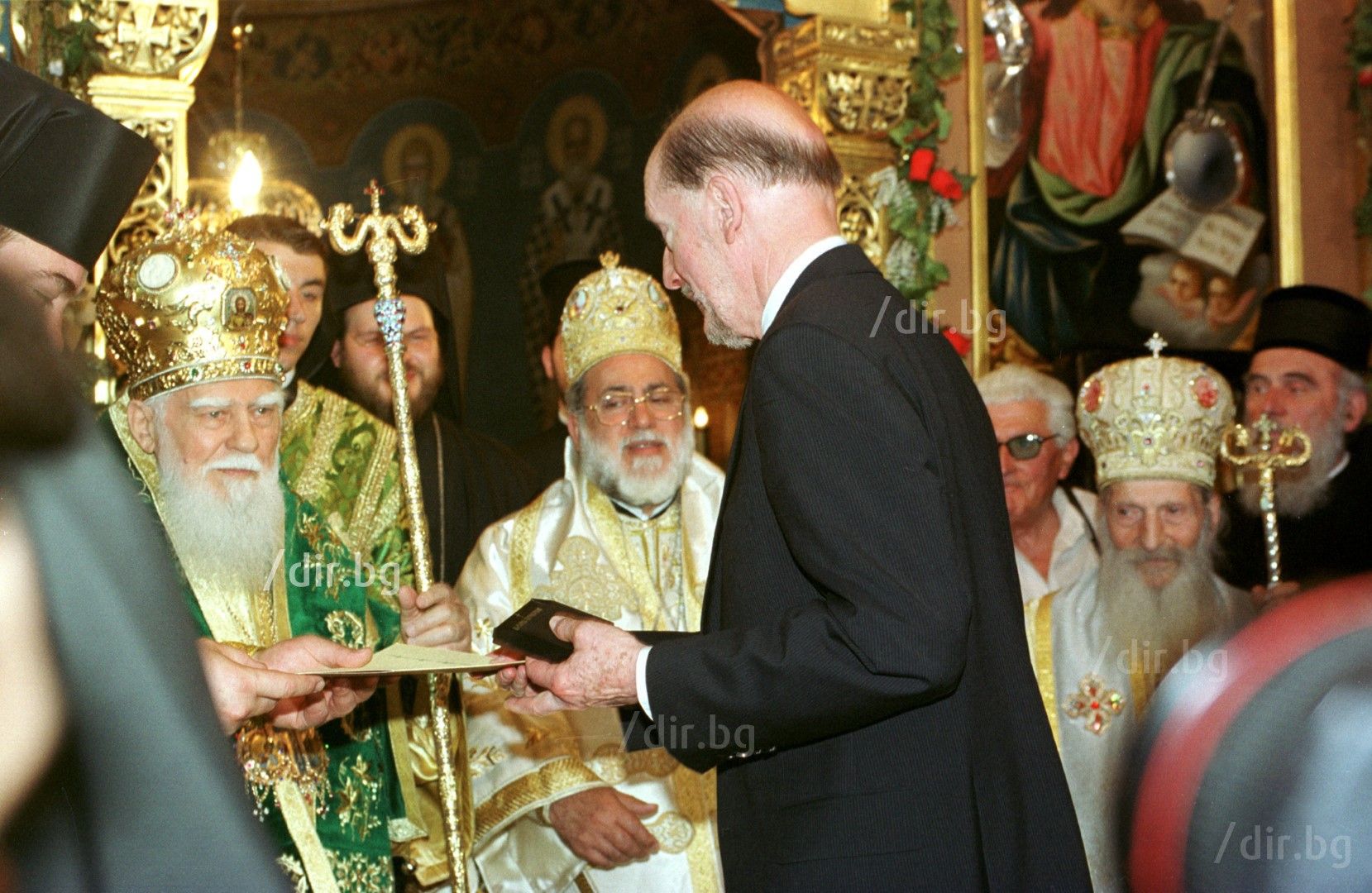 10 май 2003 г. по случай 50 години Българска патриаршия в Св. Неделя патриарх Максим награждава Симеон II 