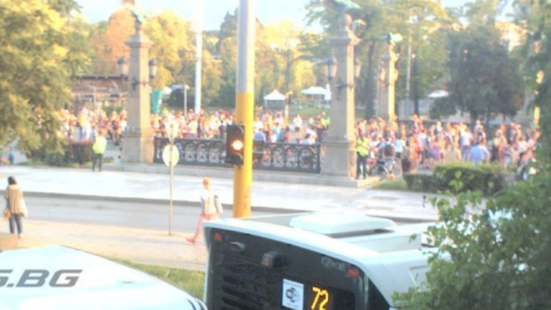 Нерегламентиран протест блокира Орлов мост. Това съобщават от Столична община.Полицията