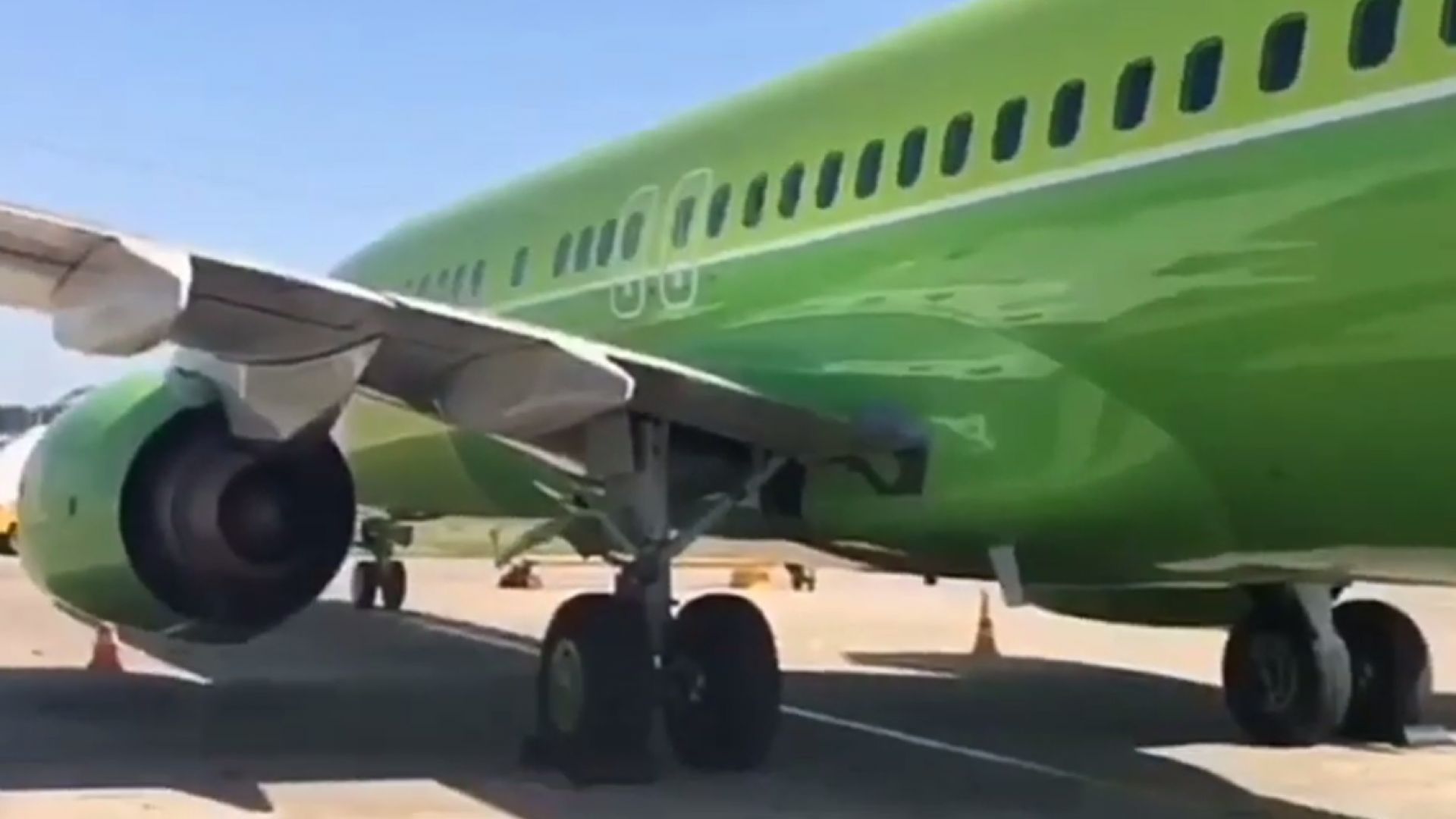 Пътнически самолет закачи пистата с опашката си в Краснодар (видео)