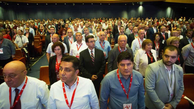 Разединена, изтощена и под подозрение за непрозрачност БСП гласува за