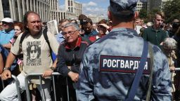 Демонстрация срещу полицейския произвол събра едва 1600 души в Москва (снимки)