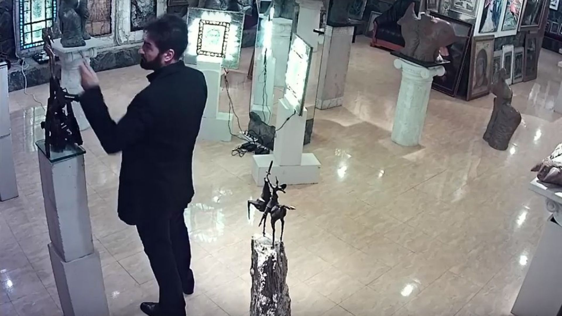 Окрадоха Ставри Калинов пред охранителна камера (видео)