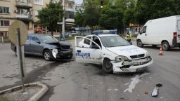 Шофьор мина на червено и блъсна патрулка в Шумен (снимки)