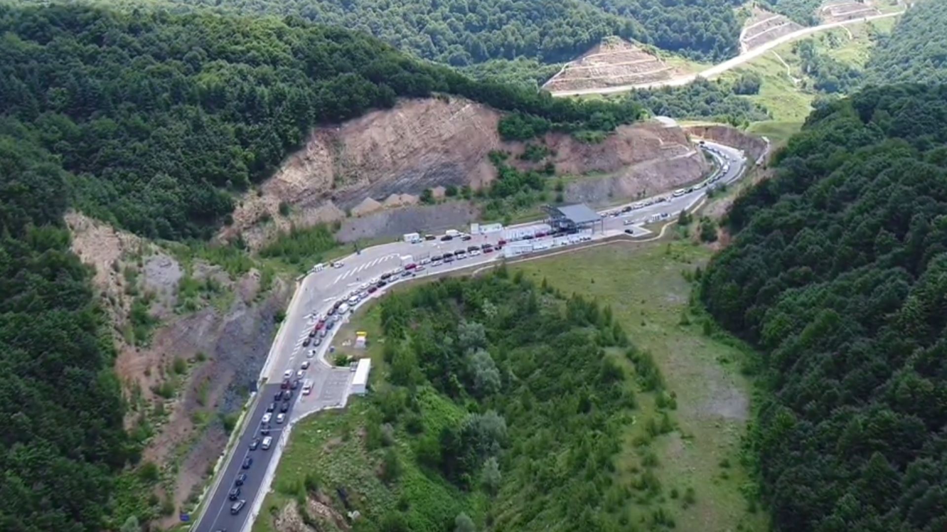 Втори ден километрични опашки се образуват на граничния контролно пропускателен пункт