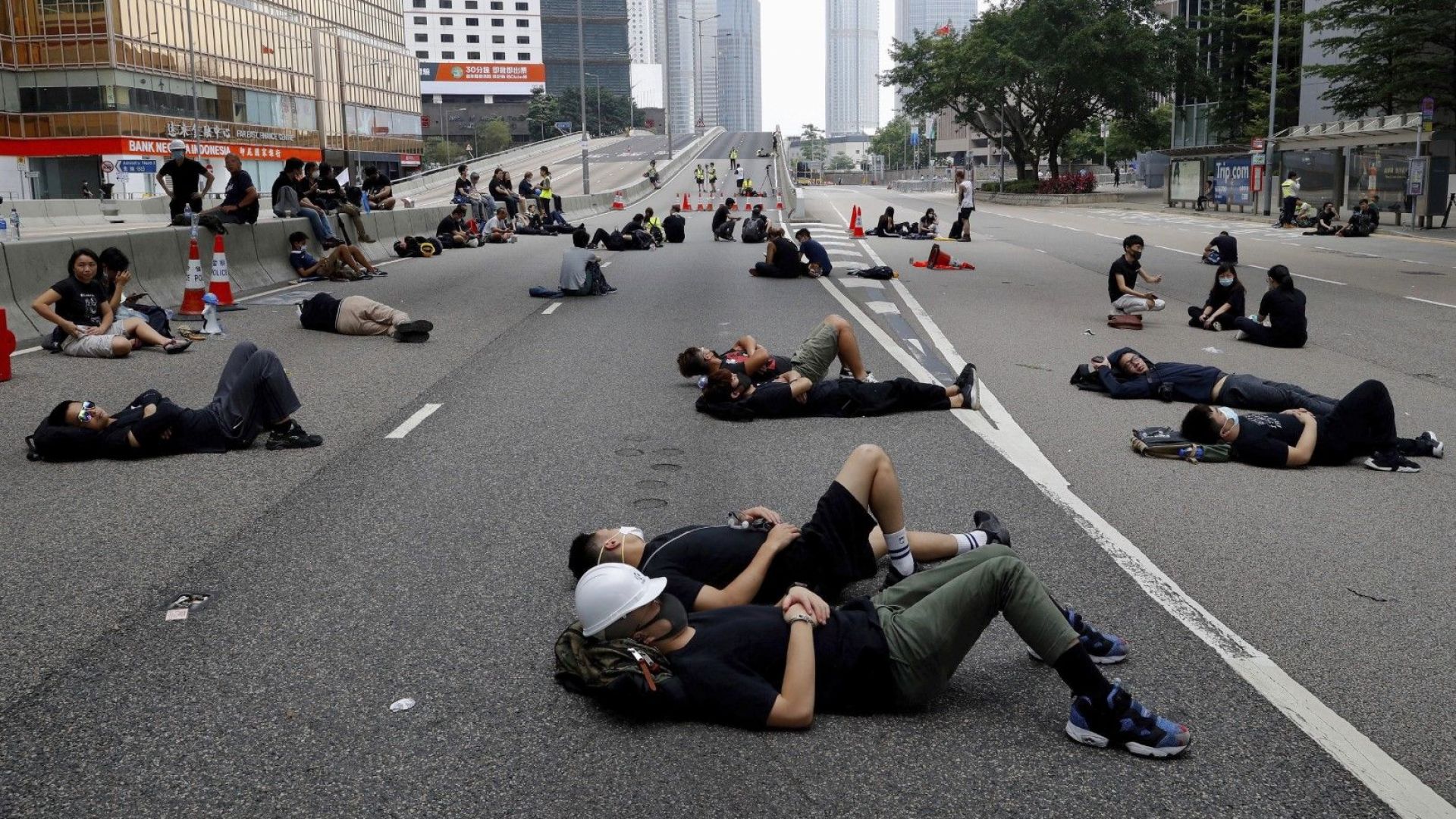 Хонконгската полиция започна да разчиства улиците от протестиращи след като