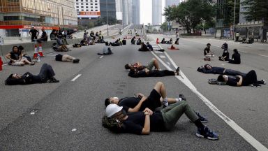  Хонконгската полиция стартира да прочиства улиците от протестиращи 