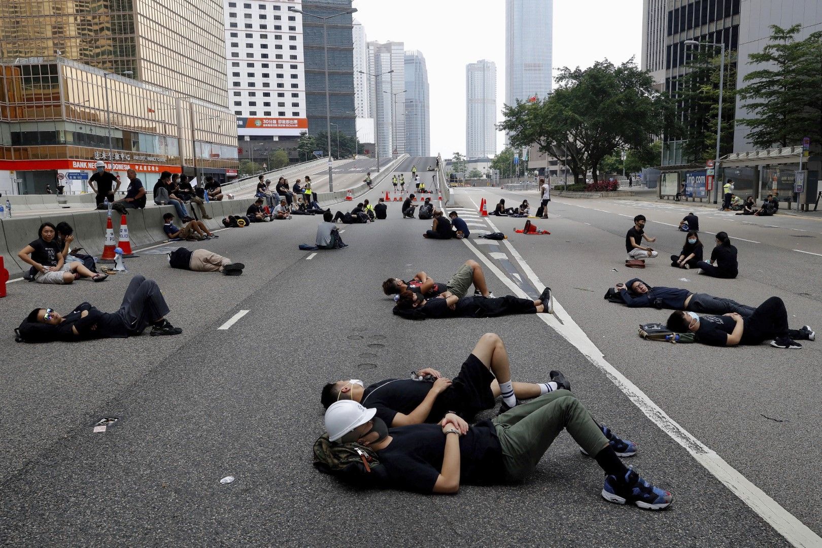 Налягали протестиращи посрещат утрото на централната улица в Хонконг, 17 юни