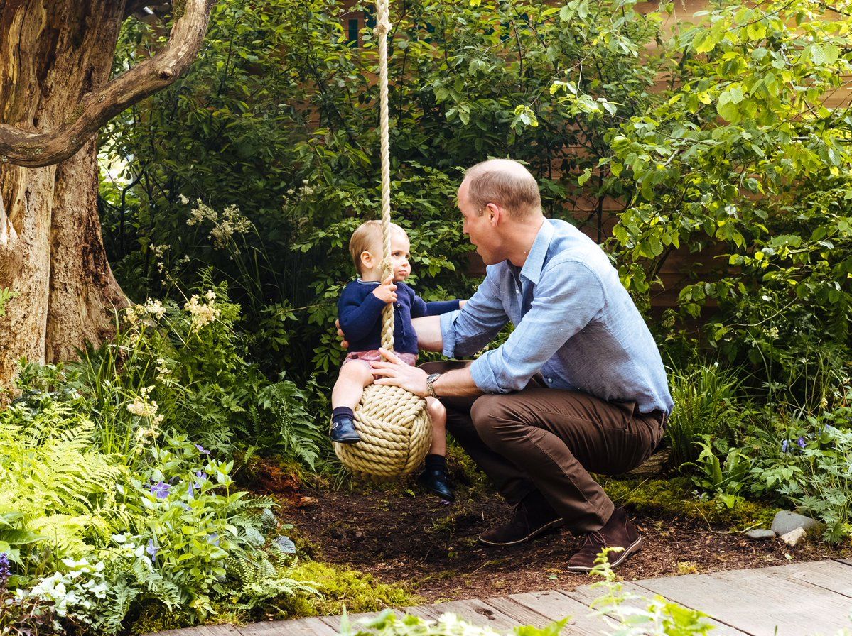 принц Уилям с най-малкия си син Луи