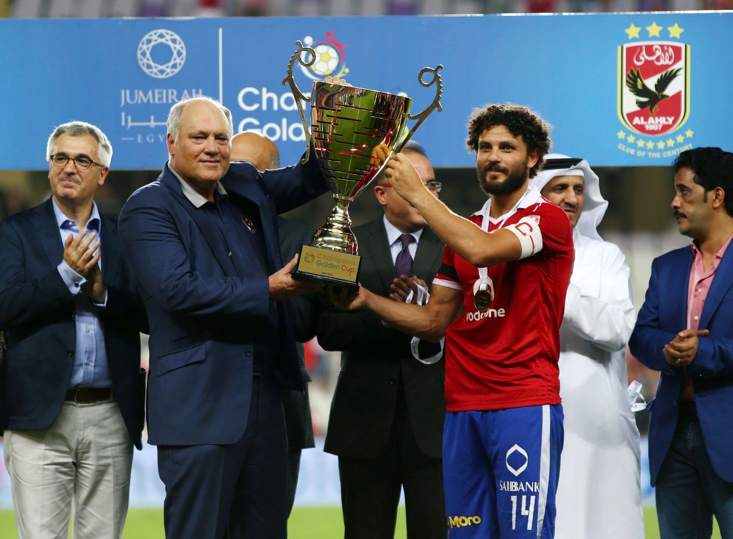 1. Ал Ахли (Египет) - 118 трофея. С 40 титли на страната, 36 национални купи и 24 международни трофея, това е най-титулуваният клуб в света. Другите 18 приза са регионални, но от времето, когато са имали статут на национална купа.