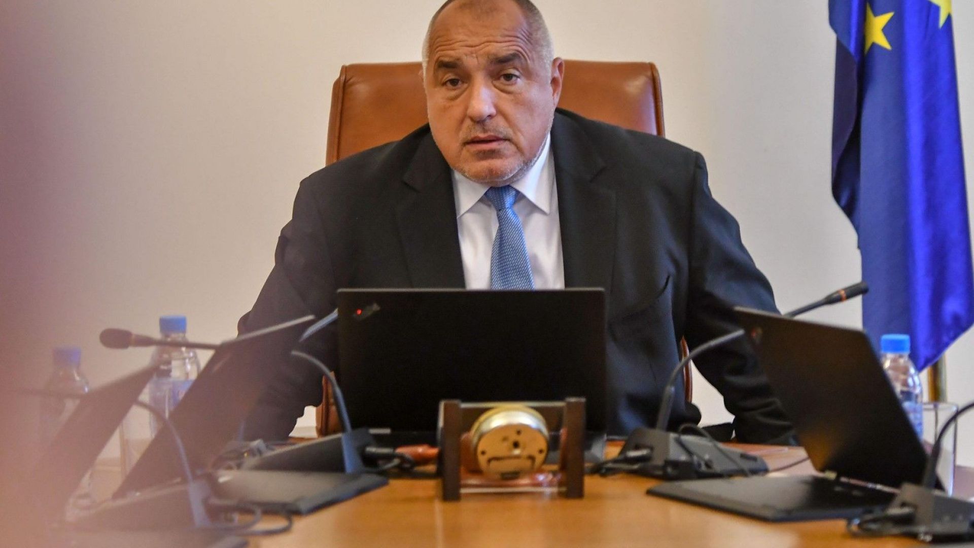 На Позитано 20 даже и оставка не могат да подадат