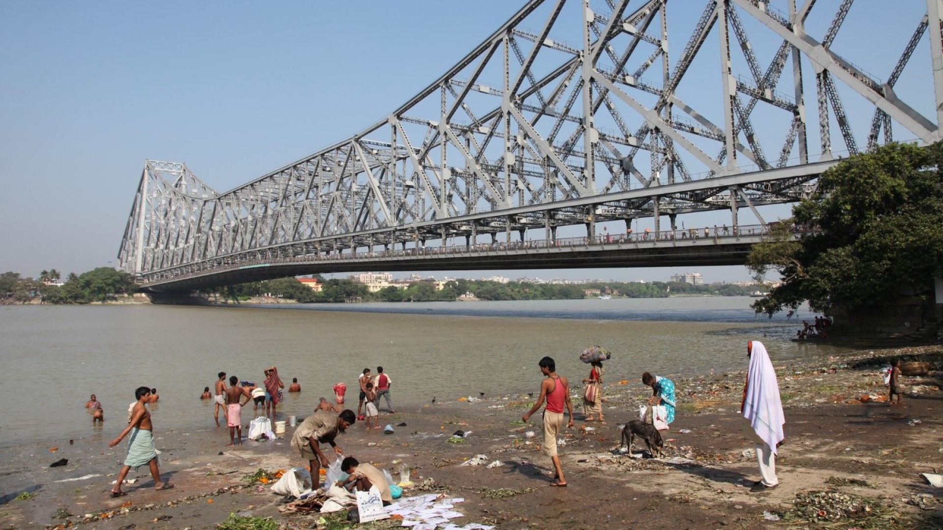 Индийски маг изчезна в река, след като опита номер на Худини (видео)