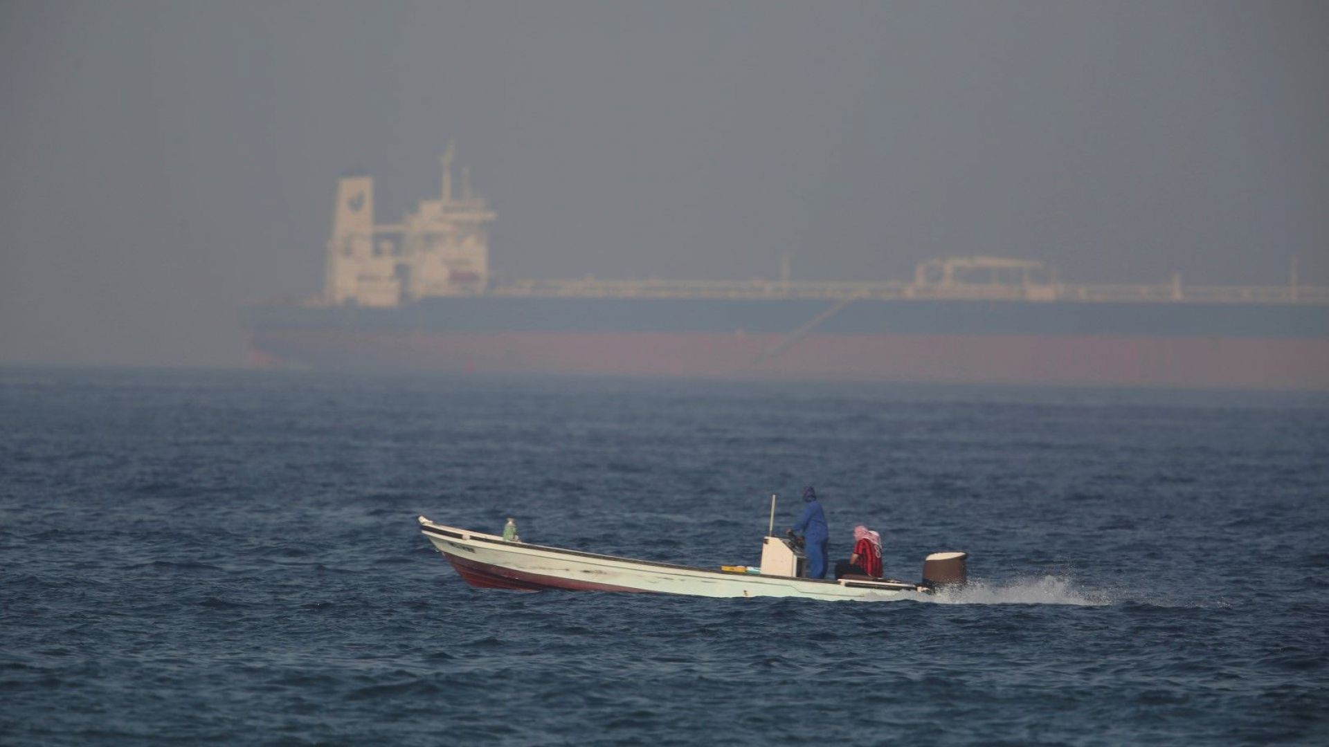 Ирански лодки се опитали да задържат британски танкер
