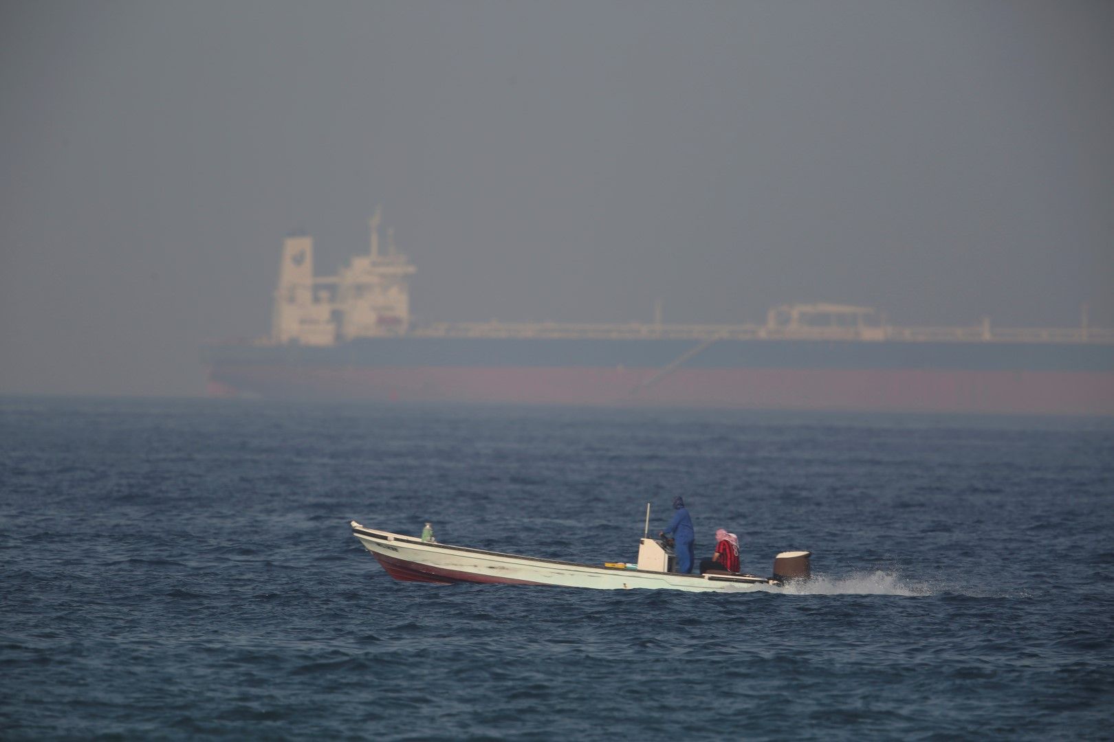Рибарска лодка в близост до танкер недалеч от бреговете на Обединените арабски емирства, 15 юни 2019 г. 
