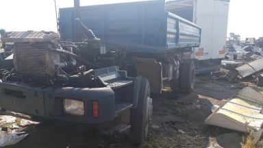 Хванаха 6-ма крадци, докато разглобяват краден камион (снимки)