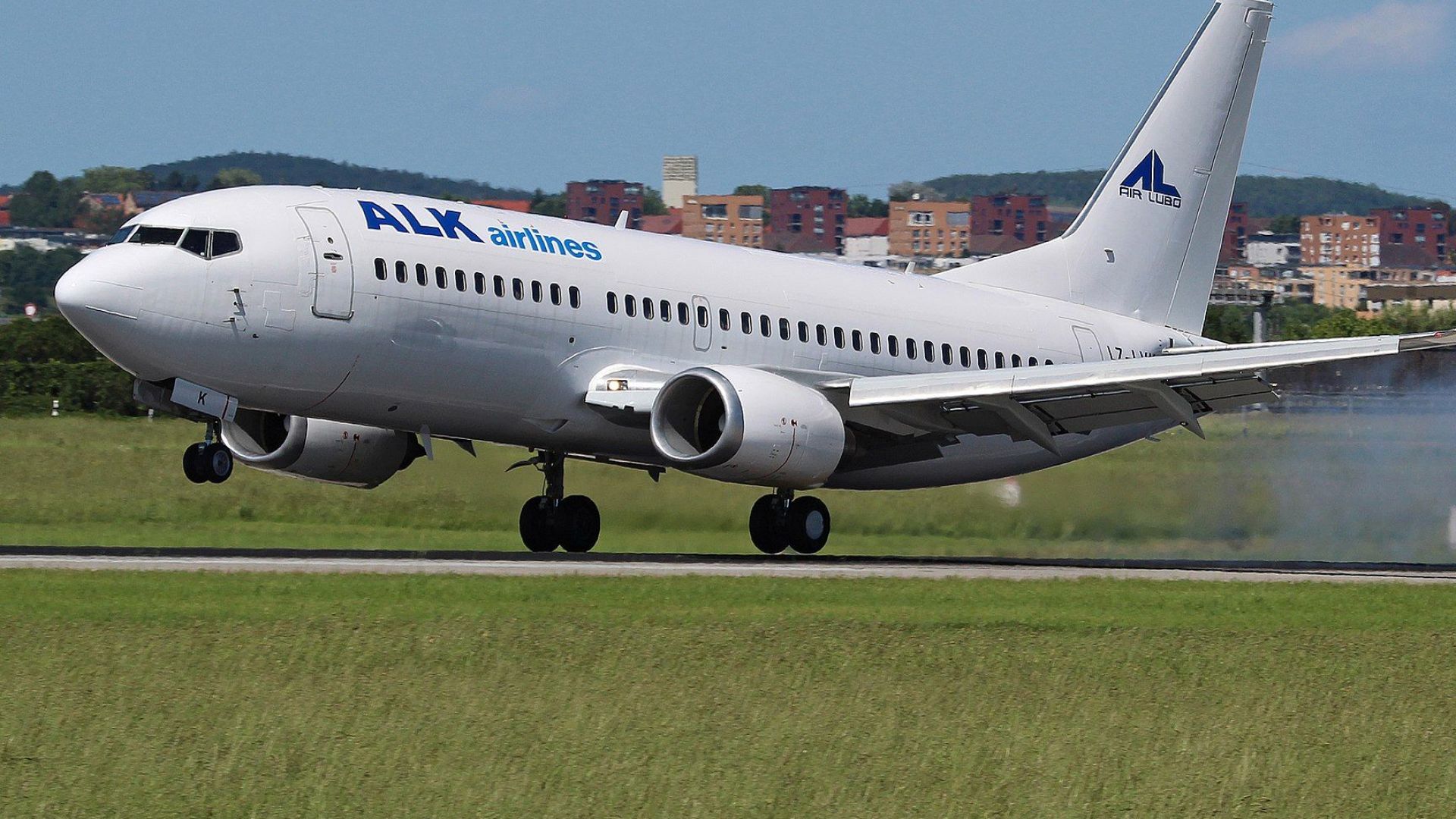 Самолет Боинг 737 300 на регистрираната в България авиокомпания ALK Airlines