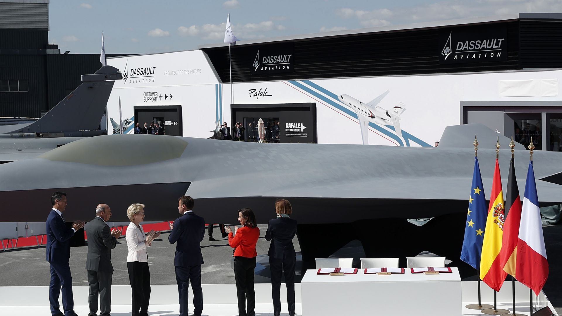 Министрите на отбраната на Франция Германия и Испания подписаха днес