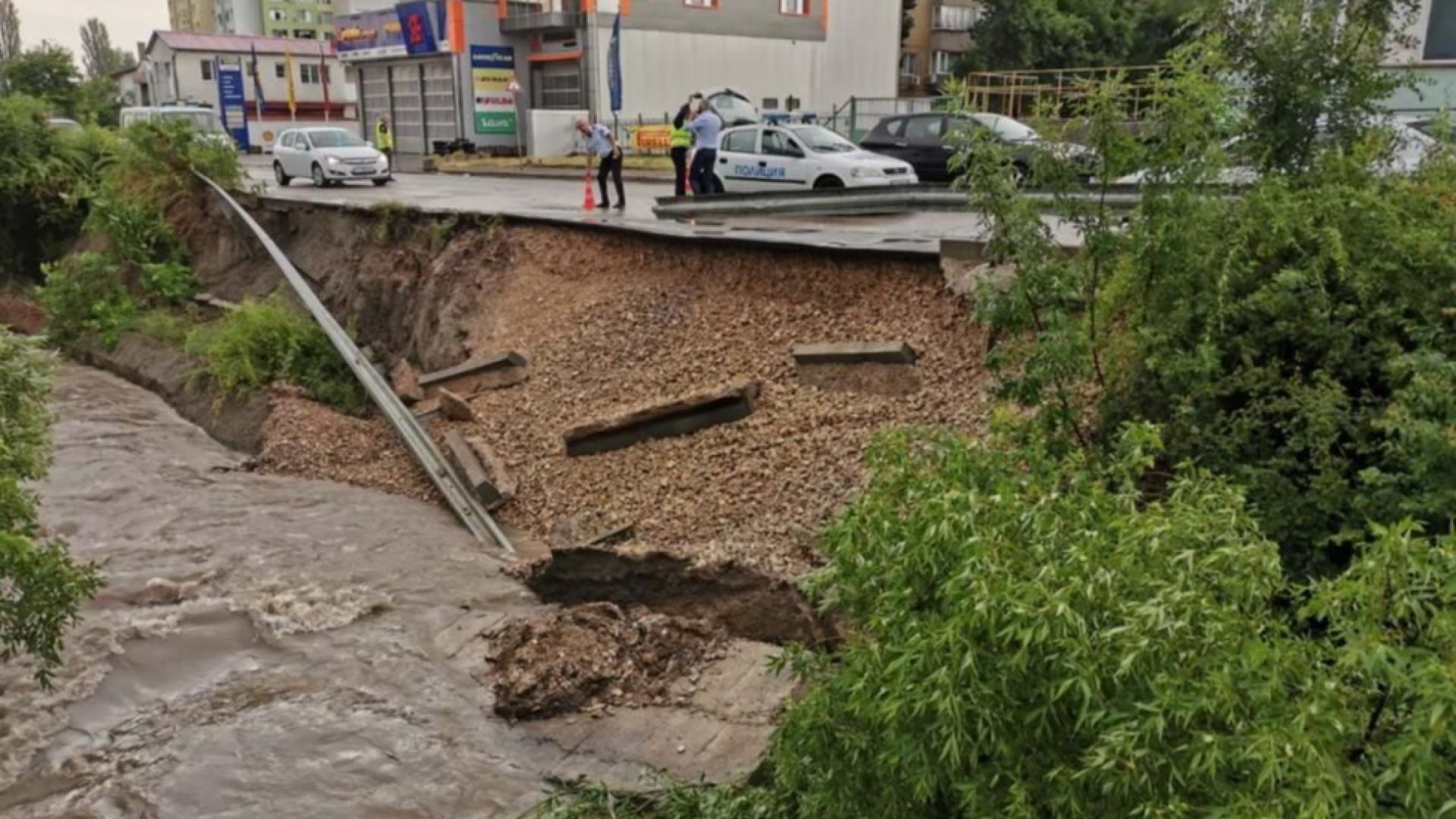 Проливният дъжд в Търговище доведе до рухването на подпорна сетна