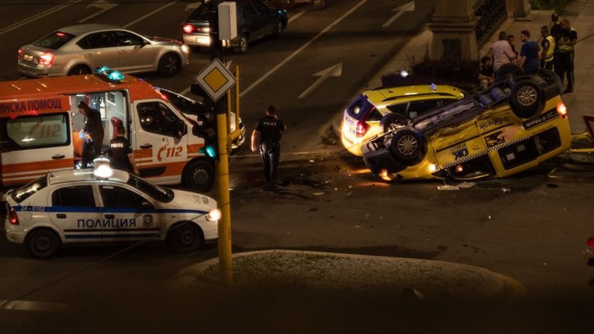 Тежка катастрофа между две таксита стана около полунощ на централното