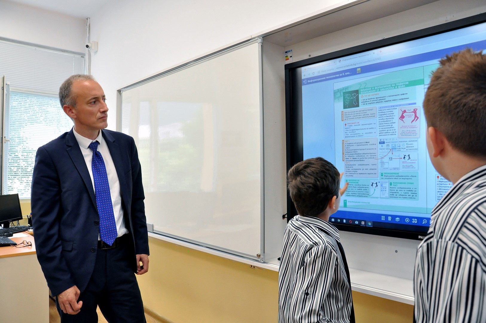 Миналата година стартирахме Национална програма "Изграждане на училищна STEM среда, припомни министър Красимир Вълчев (снимка архив)