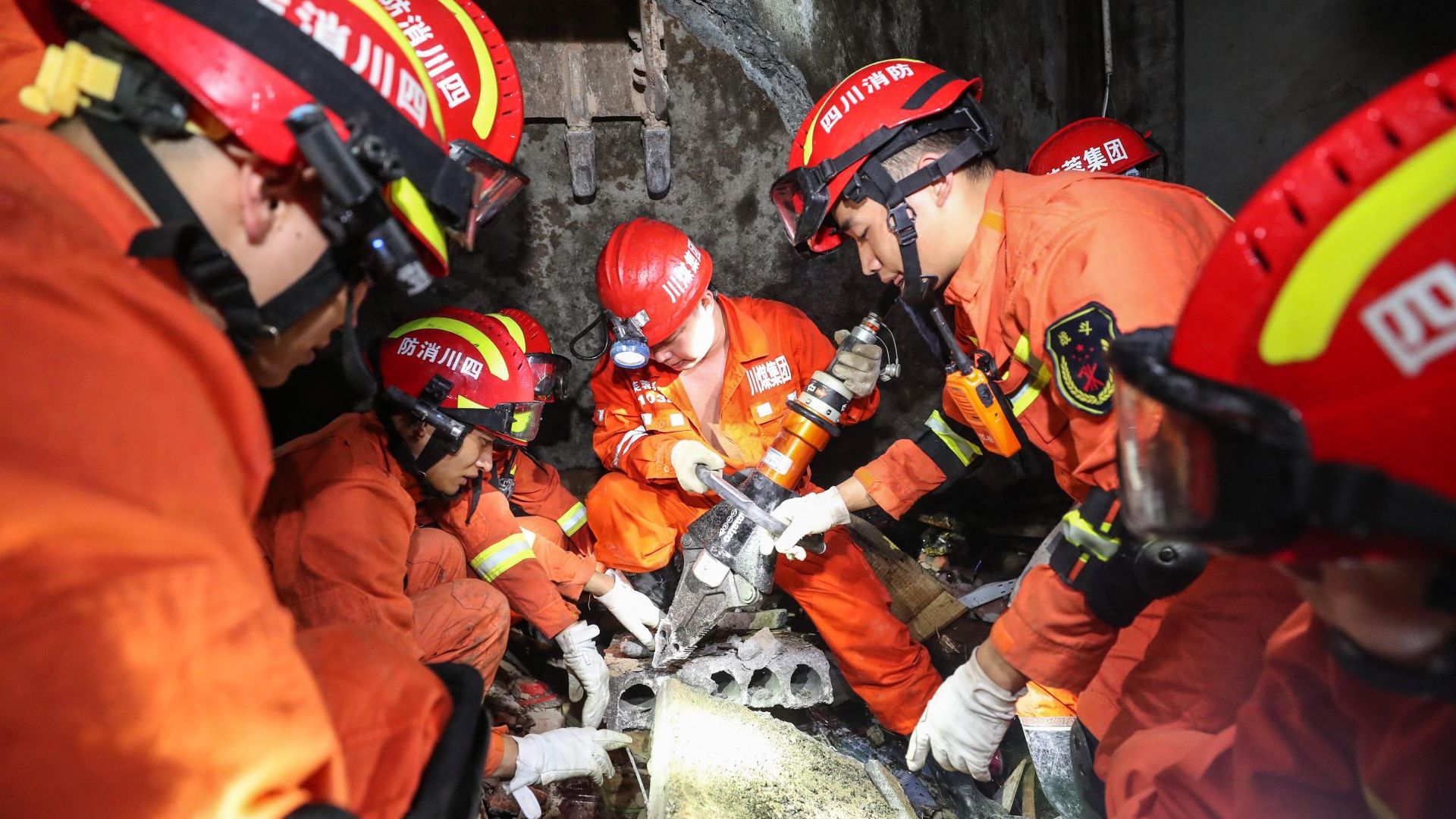 Най малко 11 души са загинали и над 122 са пострадали