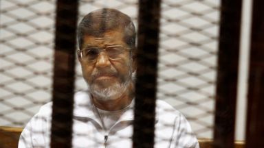  Египетският екслидер Мохамед Морси беше заровен, откакто издъхна в правосъдната зала 