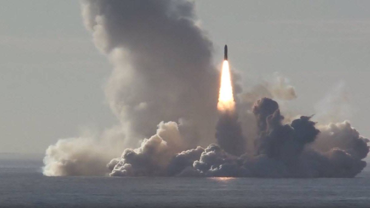 Изстрелване на ракетата "Булава" по време на тест