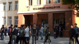 Ученици бранят от пенсиониране учителката си по математика