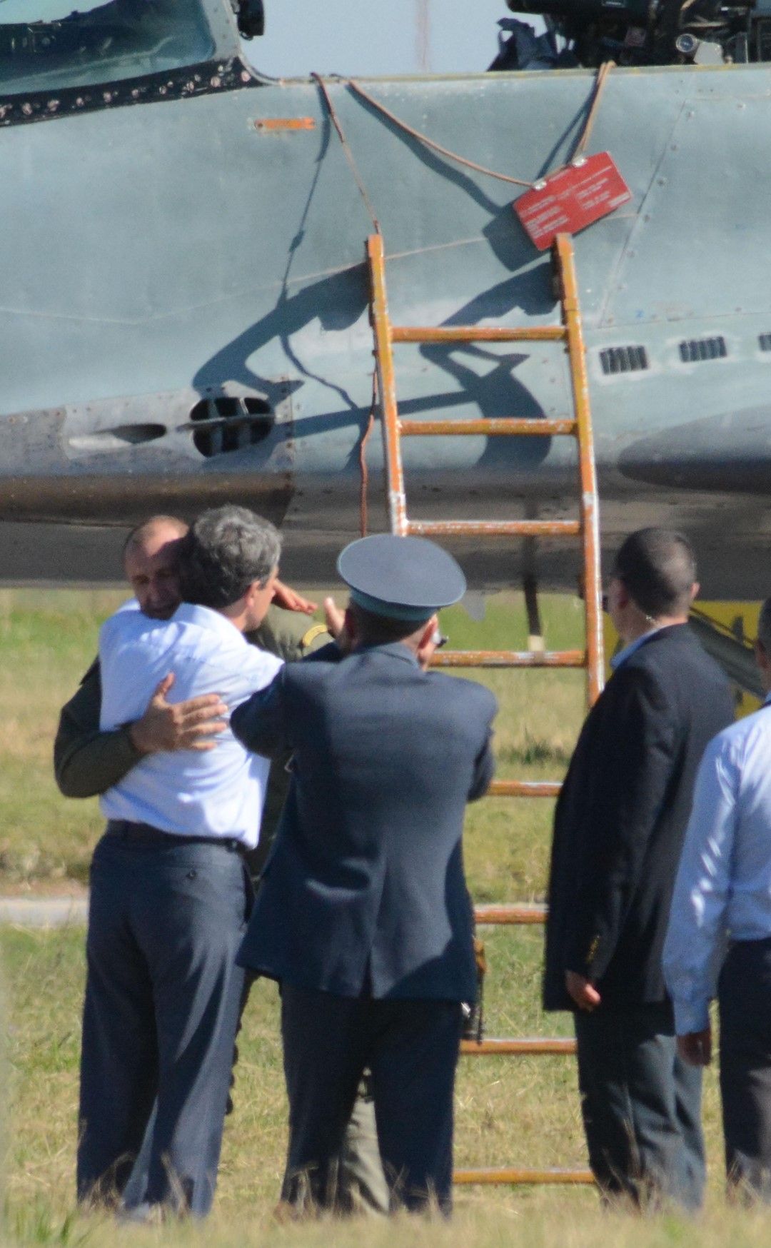 След трудния полет Радев е посрещнат от тогавашния президент Плевнелиев. 