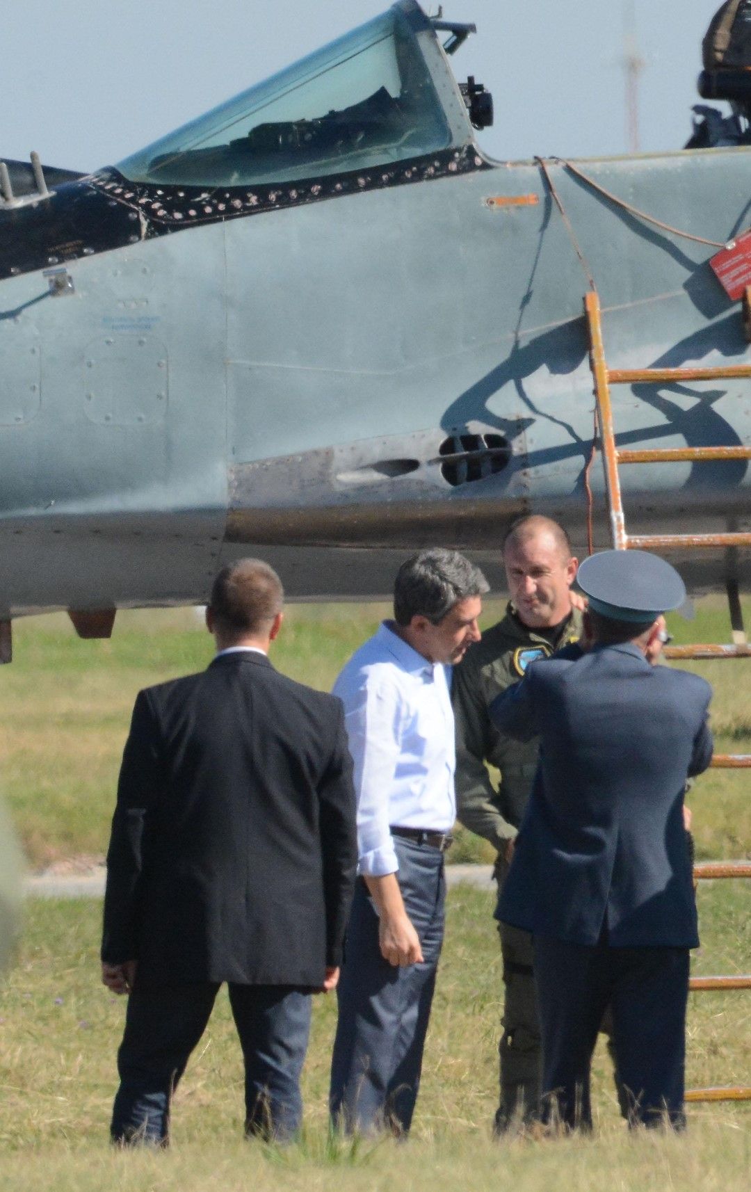 След трудния и рискован полет Румен Радев разговаря с тогавашния президент Росен Плевнелиев 