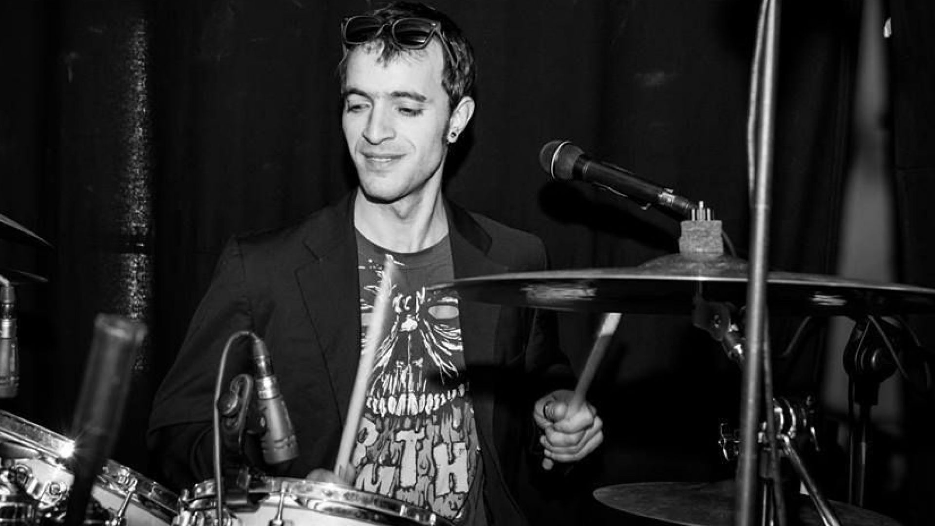 34 годишният барабанист на пловдивската рок банда НеЩо ЦвЕтНо Велко Илиев