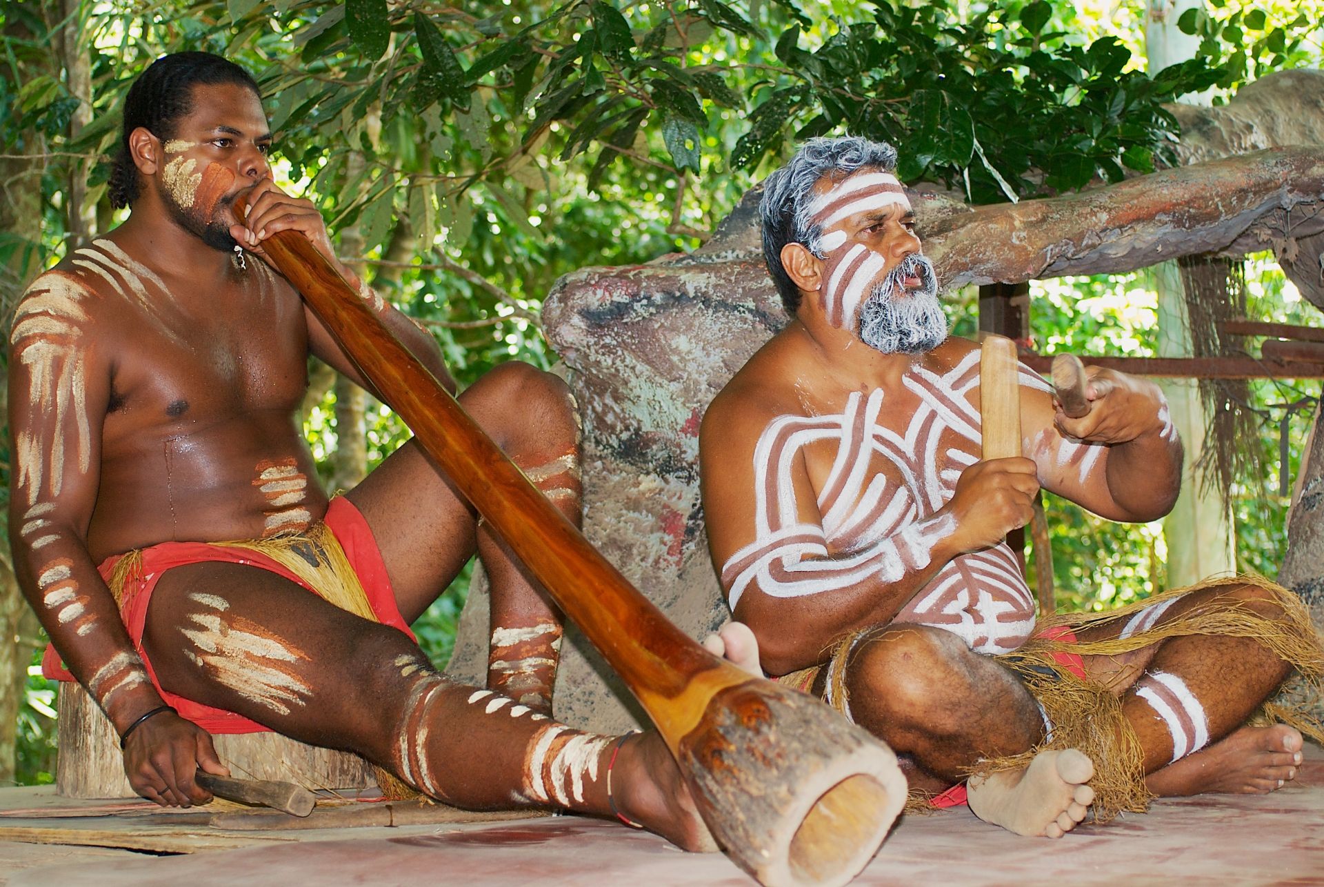 Аборигенските актьори изпълняват музика с традиционни инструменти