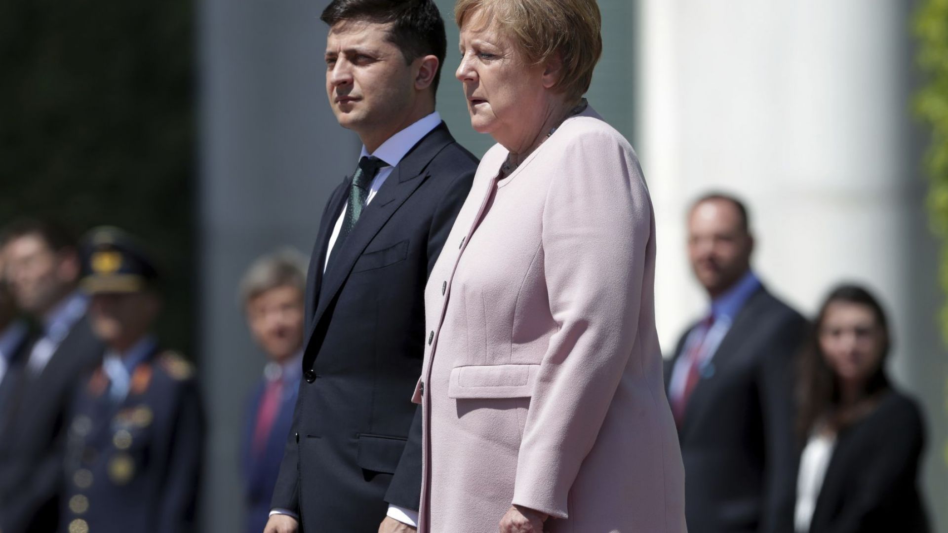 Германският канцлер Ангела Меркел изглеждаше днес нестабилна и недобре на